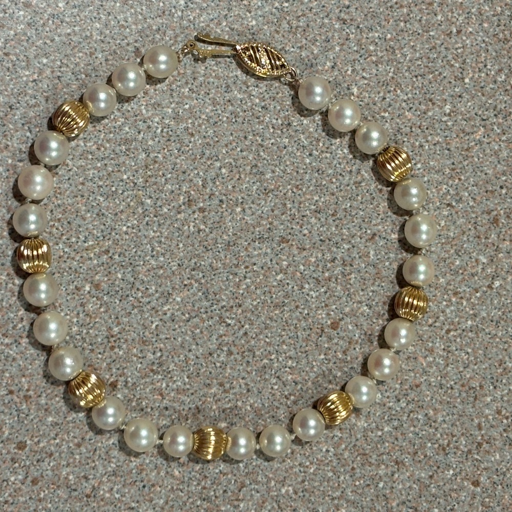 Elegant Gold and Pearl Bracelet